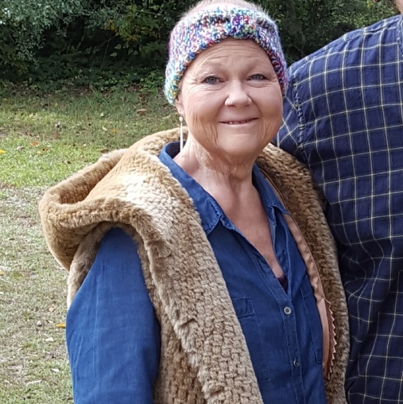 Meet your Posher, Joy @joy2poshworld62 - Picture 4 of 11